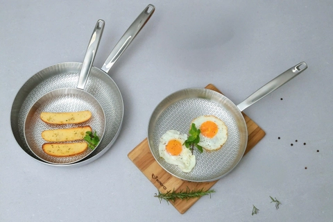 Chảo đúc inox 3 lớp thân đáy liền dập nổi Kaiyo, dáng cạn size 24cm KIP-6711