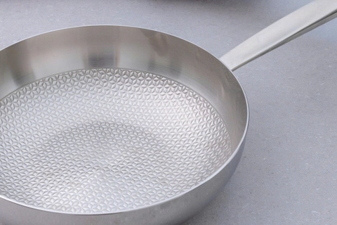 Chảo đúc inox 3 lớp thân đáy liền dập nổi Kaiyo, sâu lòng có vung kính size 24cm KIW-6735