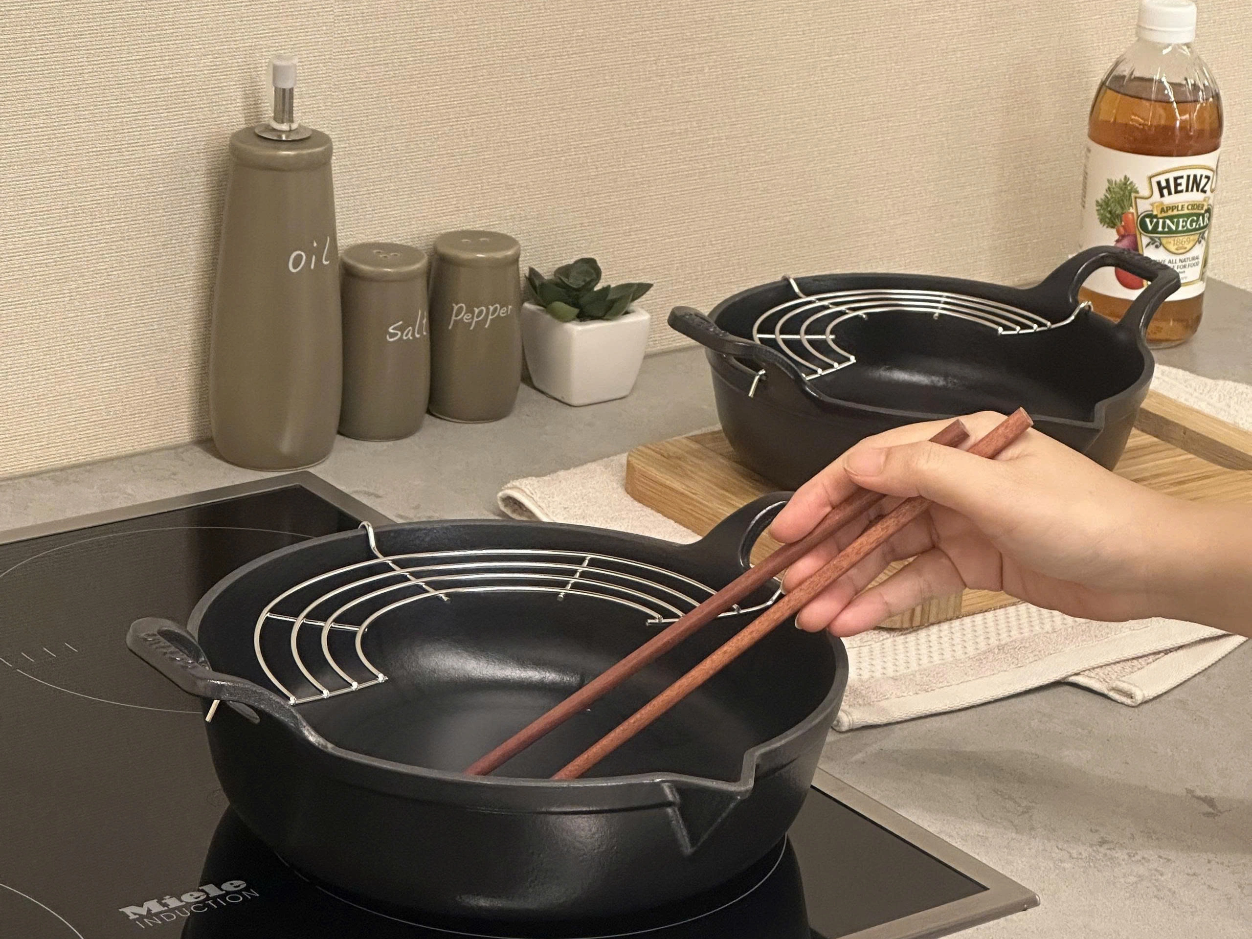 Chảo gang Oceno Matte Black có vòi rót 20cm OFR-1242