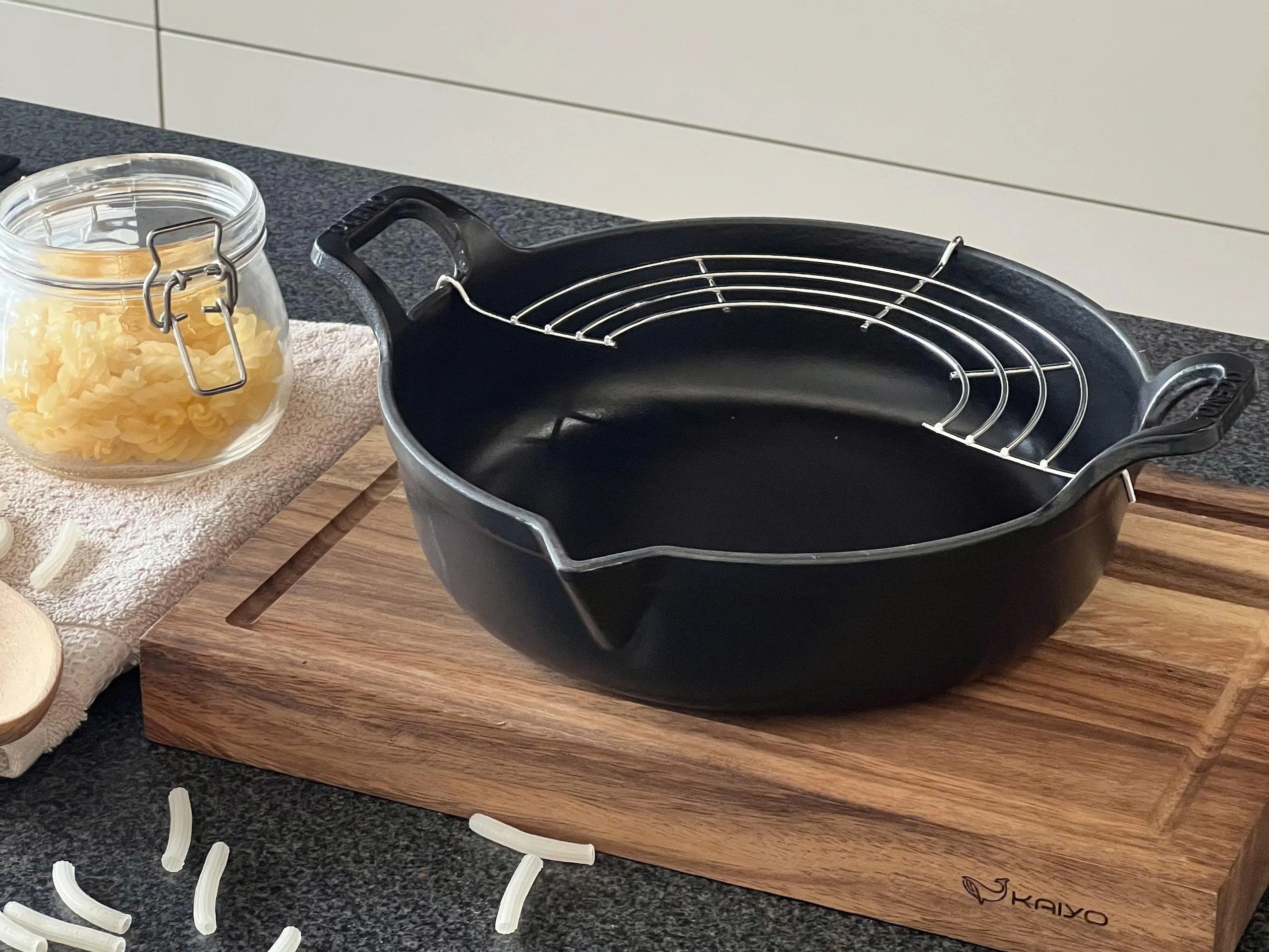 Chảo gang Oceno Matte Black có vòi rót 20cm OFR-1242