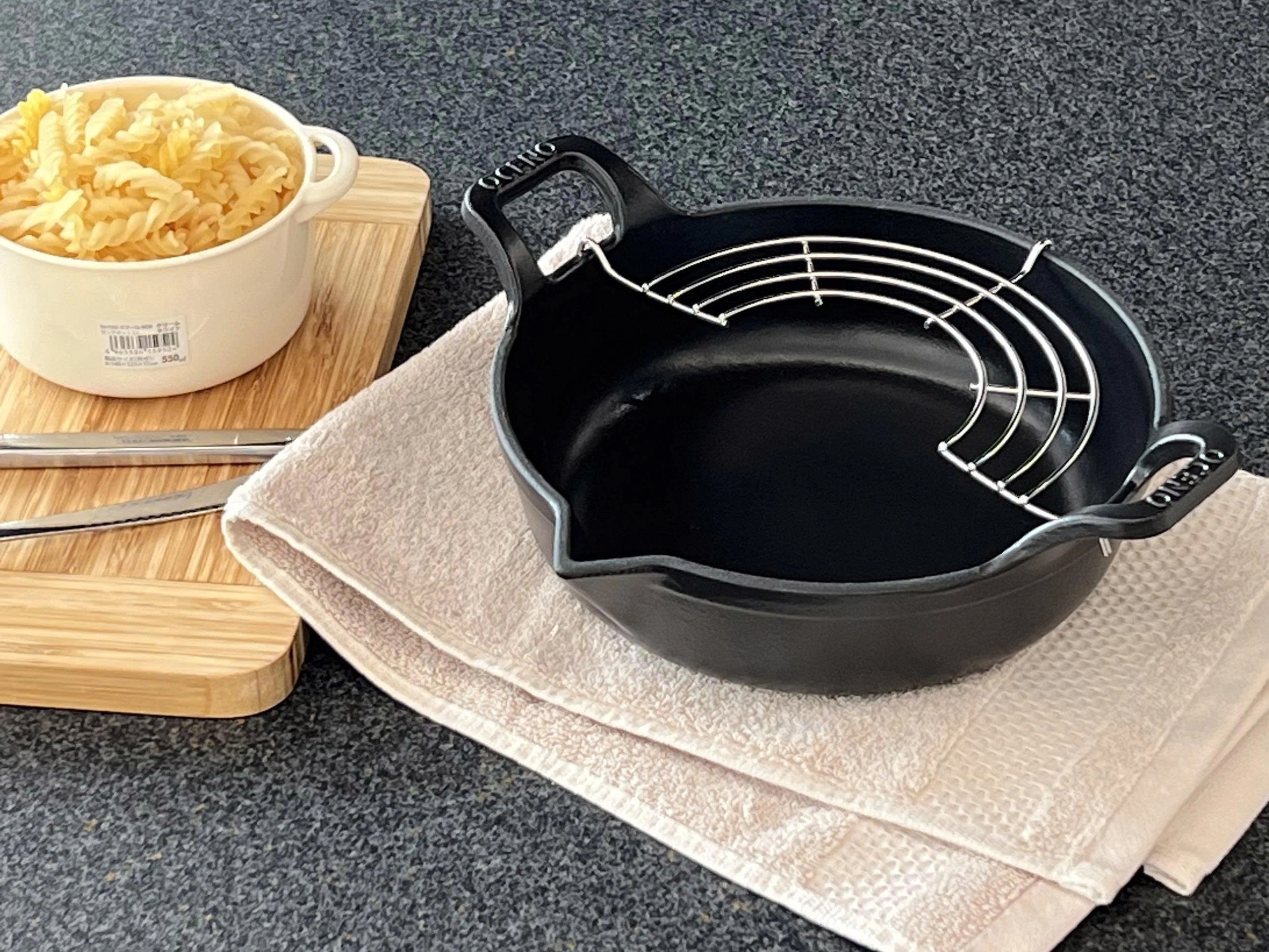 Chảo gang Oceno Matte Black có vòi rót 24cm OFR-1259