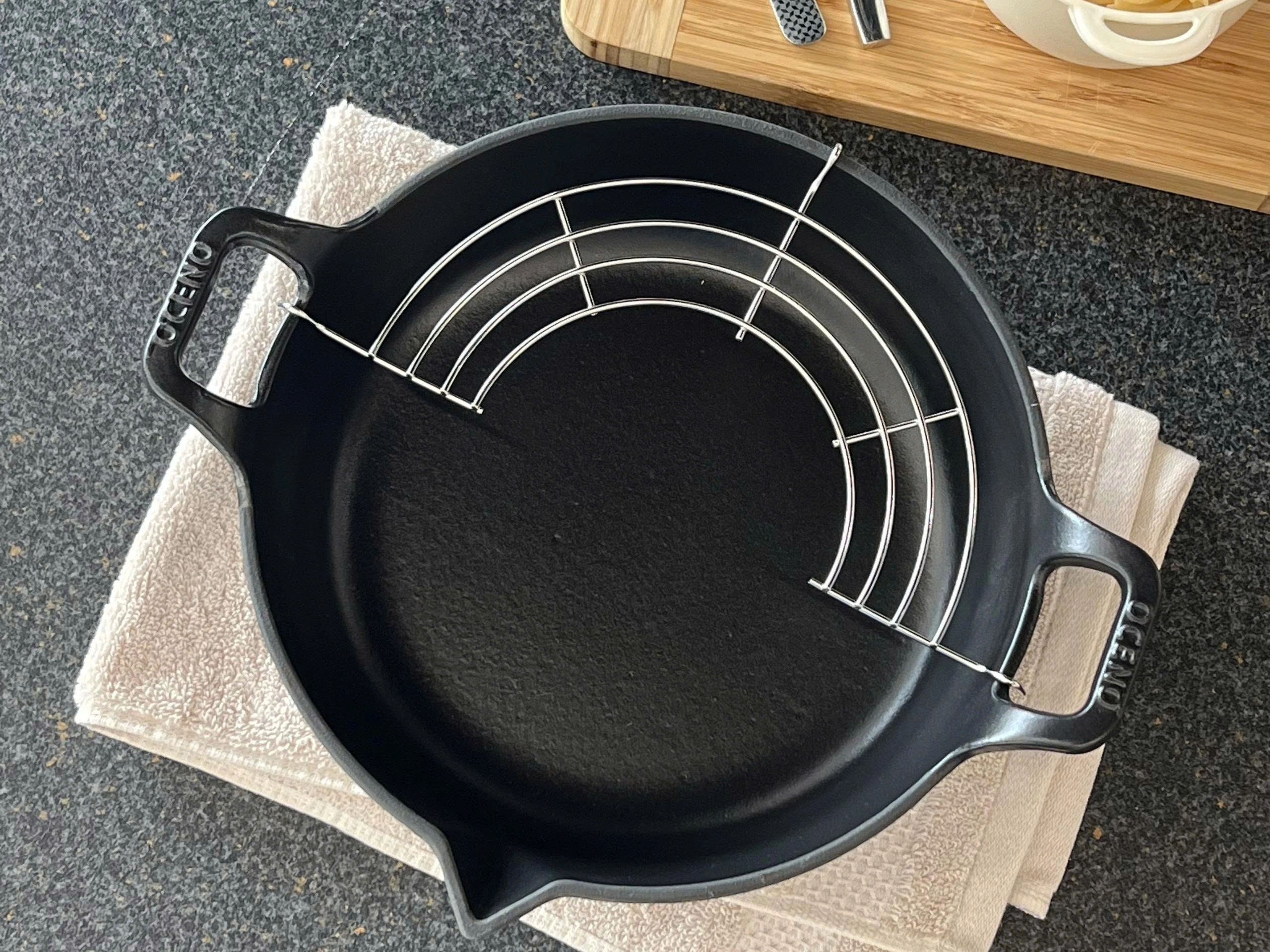 Chảo gang Oceno Matte Black có vòi rót 24cm OFR-1259