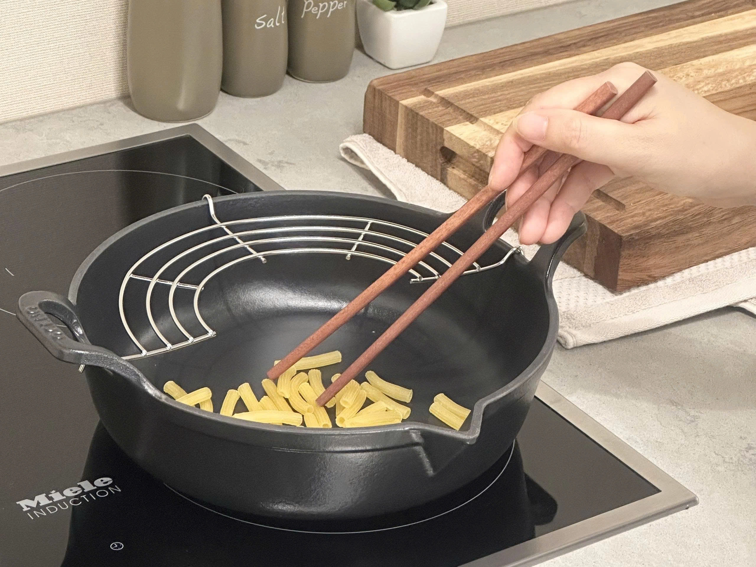 Chảo gang Oceno Matte Black có vòi rót 20cm OFR-1242