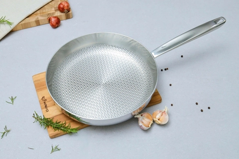 Chảo đúc inox 3 lớp thân đáy liền dập nổi Kaiyo, dáng cạn size 24cm KIP-6711