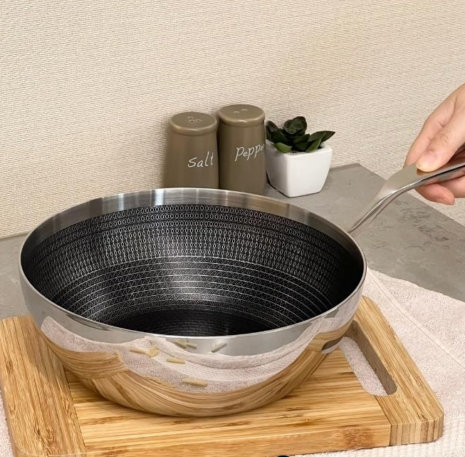 Chảo inox chống dính hoa văn nổi Tri-Ply đáy liền sâu lòng Kaiyo, size 20cm KNW-3598